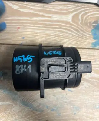 Audi Q3 F3 Mass air flow meter 05L906461B