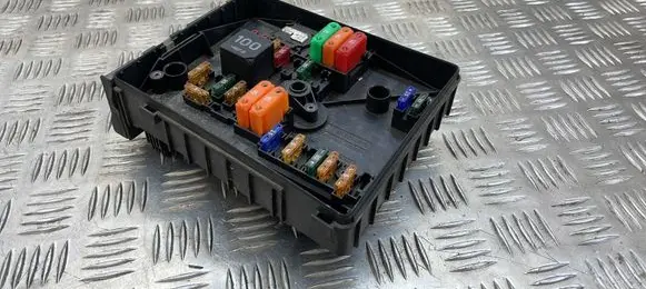 Volkswagen Caddy Fuse module 1K0937821D