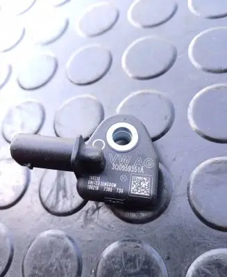 Volkswagen PASSAT B8 Airbag deployment crash/impact sensor 3Q0959351A
