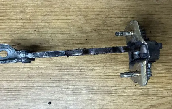 Opel Vivaro Front door check strap stopper