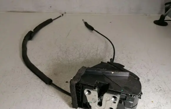 Nissan Juke I F15 Front door lock