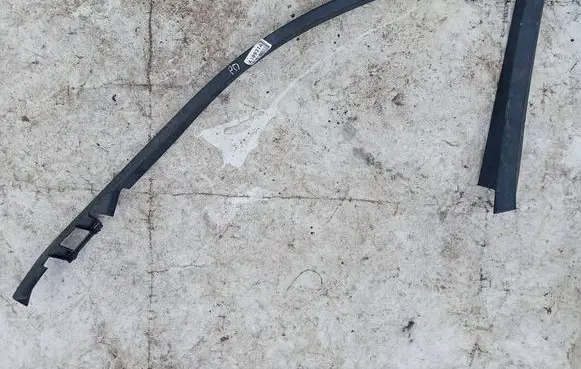 Mercedes-Benz C AMG W204 Front door glass trim molding a2047250271