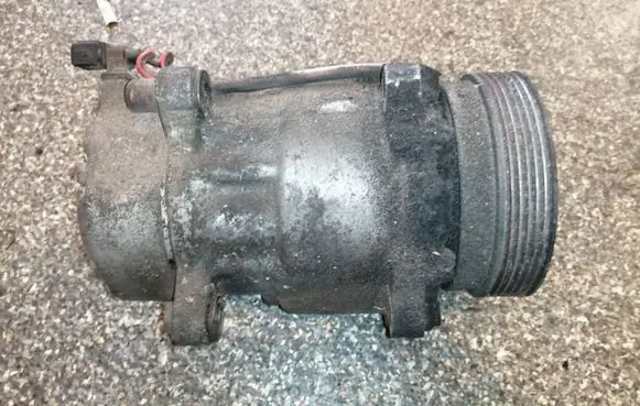 Volkswagen PASSAT B4 Air conditioning (A/C) compressor (pump) 1H0820803D