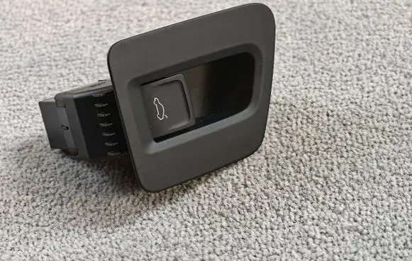 Tailgate opening switch