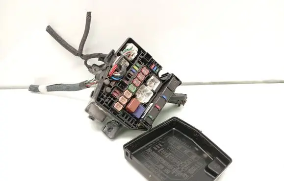 Toyota Yaris Fuse box set 821110DM01A 2830028010 1567002300