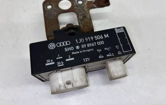 Volkswagen Polo Coolant fan relay 1J0919506M