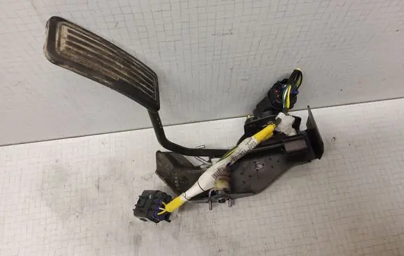 Toyota Avensis T250 Accelerator throttle pedal 8222305060