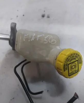 Fiat 500 Brake fluid reservoir 