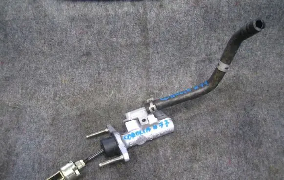 Toyota Corolla E120 E130 Clutch slave cylinder 