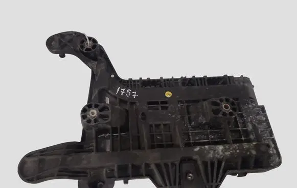 Volkswagen Touran I Battery tray 1K0915333