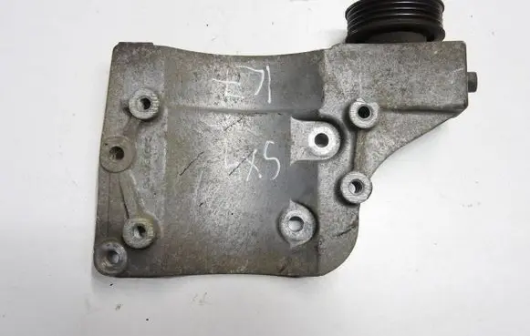 Suzuki SX4 Engine mounting bracket