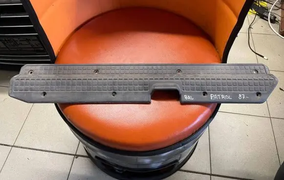 Nissan Patrol Y60 Front sill trim cover 7695106J00 7695106J01