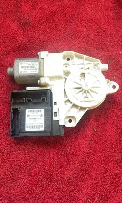 Volkswagen Golf Plus Front door window regulator motor 1K0959792J 05075730 160807