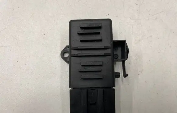 Skoda Rapid (NH) Seat heating relay 6R0959772A 130314 04SW000
