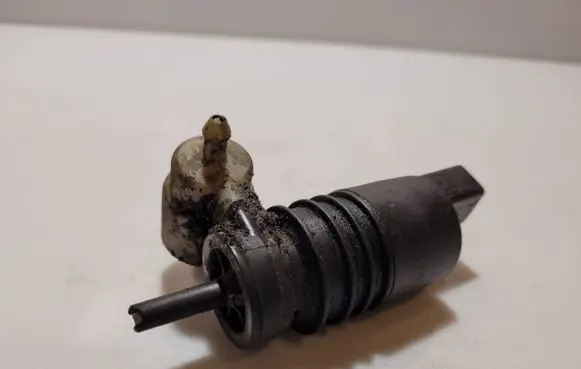 Volkswagen PASSAT B6 Windscreen/windshield washer pump 1T0955651A