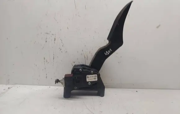 Accelerator throttle pedal