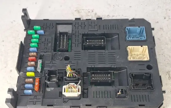Peugeot 308 Fuse module 9664058880 261208364 281201919C