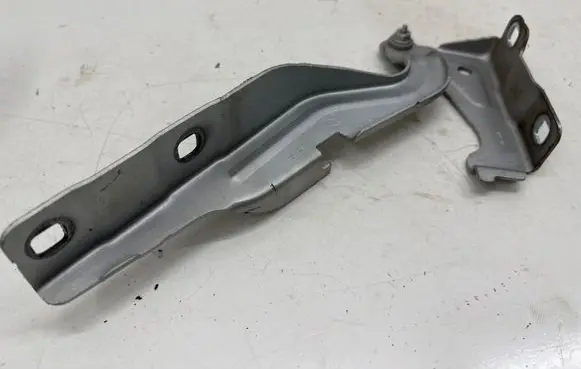 Engine bonnet/hood hinges