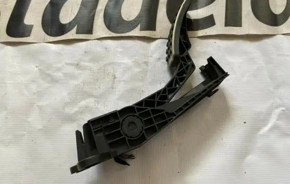 Mercedes-Benz ML W164 Accelerator throttle pedal A1643000104 1643000104