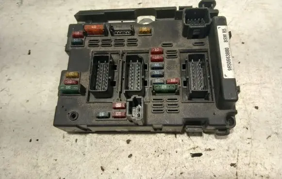 Peugeot 307 Fuse module 9650663880 35158724