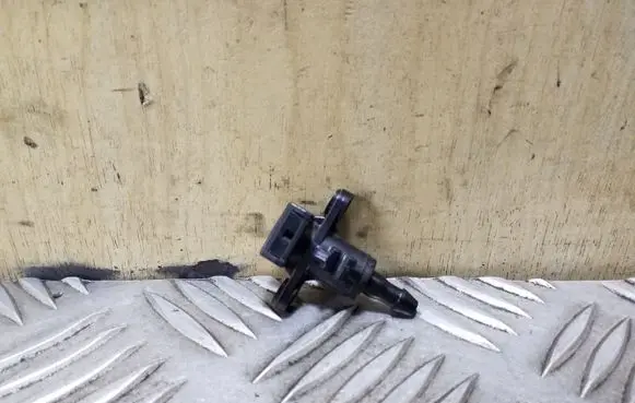 Windshield washer spray nozzle