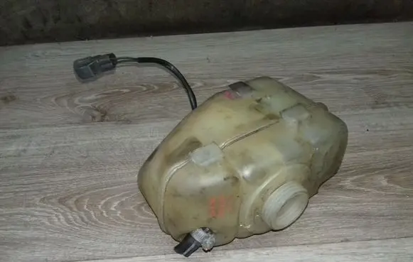 Volvo XC70 Coolant expansion tank/reservoir 8683455 8683456