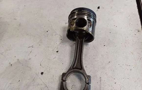 Volkswagen Caddy Piston with connecting rod