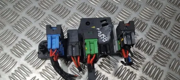 Opel Zafira B Fuse box set 13222872