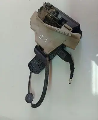 Volkswagen PASSAT B5 Rear door lock 