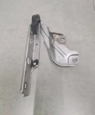 Engine bonnet/hood hinges