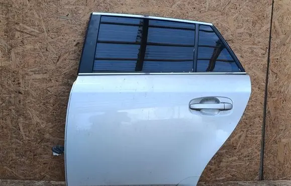 Toyota Avensis T270 Rear door