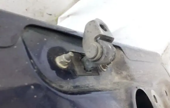 Ford Mondeo Mk III Rear door check strap stopper