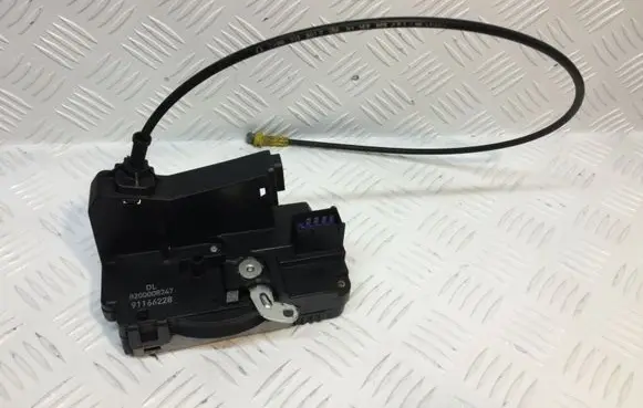 Opel Vivaro Front door lock 8200008247