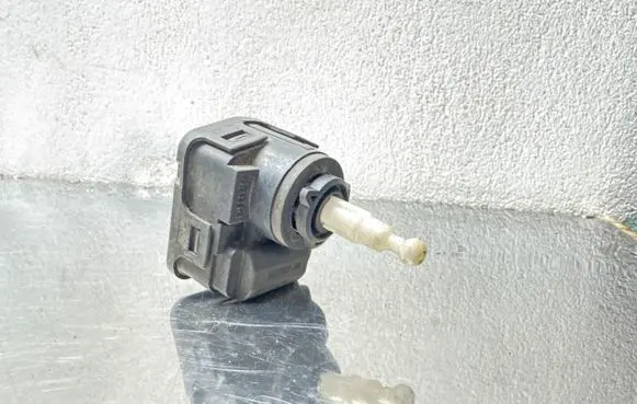 Opel Omega B1 Headlight level adjustment motor 00728230