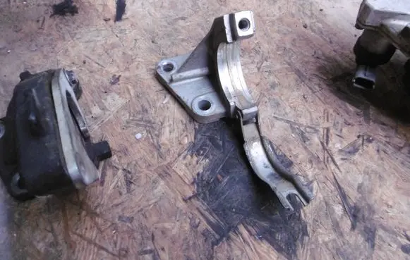 Renault Laguna III Driveshaft support bearing bracket 8200373073
