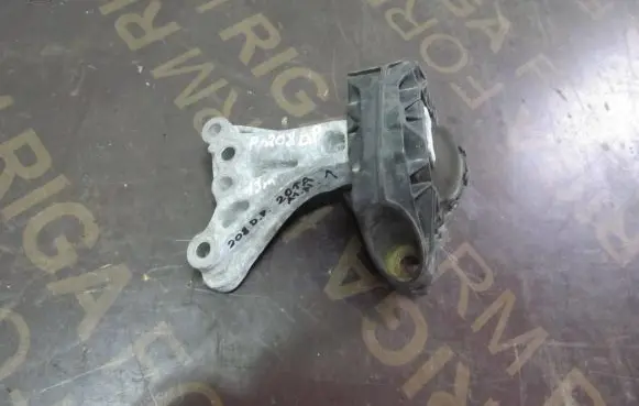 Peugeot 208 Engine mount bracket 9676771080