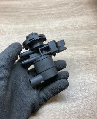 Chrysler Voyager Vacuum valve 4669475