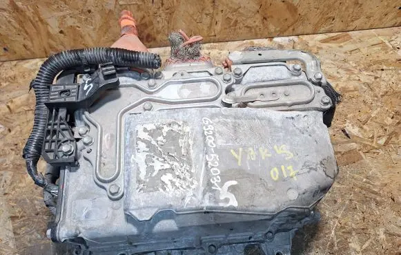 Toyota Yaris Voltage converter inverter G9200-52031