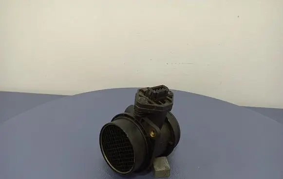 Volkswagen PASSAT B5 Mass air flow meter 058133471A