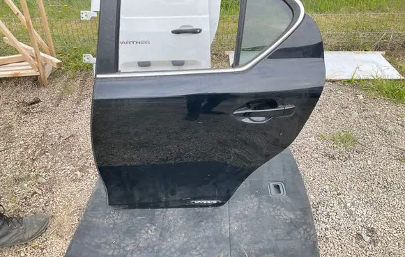 Lexus CT 200H Rear door