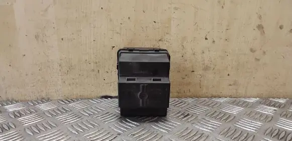Volkswagen PASSAT CC Relay mounting block 1K0937311C