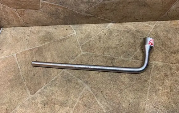 Mercedes-Benz E W212 Wheel nut wrench A2215810001
