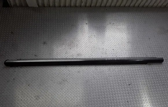 Mercedes-Benz S W220 Front door glass trim molding