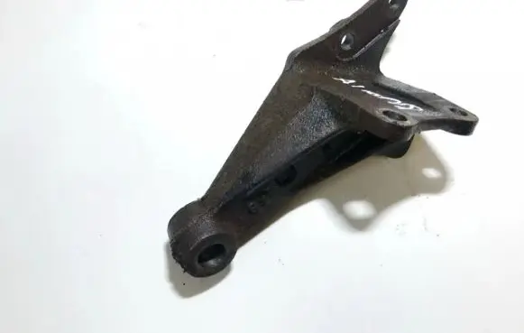 Mazda 626 Engine mounting bracket