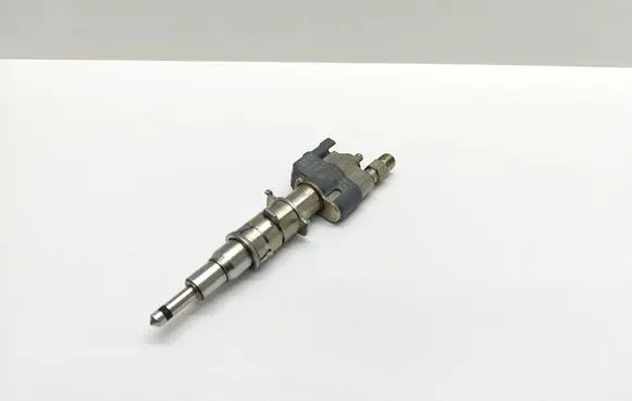 BMW 5 E60 E61 Fuel injector 7589048 758904811 13537589048