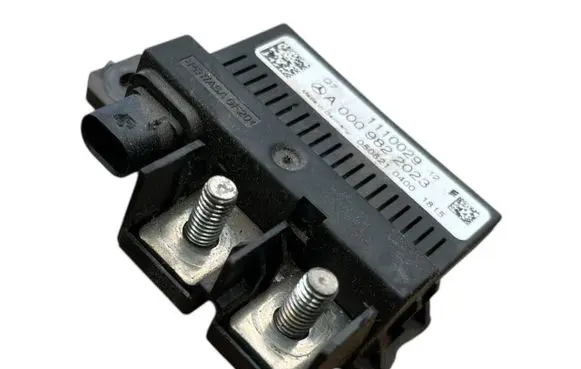 Mercedes-Benz Vito Viano W447 Charging relay A0009822023