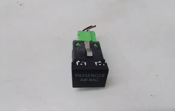 Passenger airbag on/off switch
