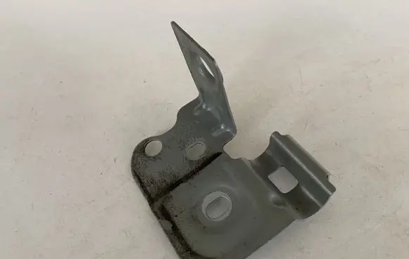 Audi Q7 4M Fender mounting bracket 4M0821168A