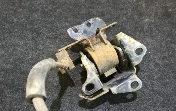 Mazda Premacy Engine mount bracket