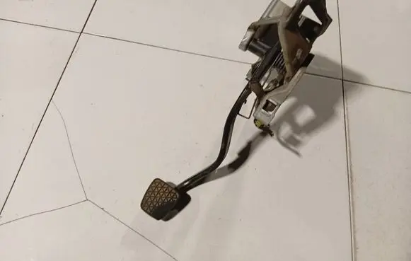 Opel Astra H Brake pedal 